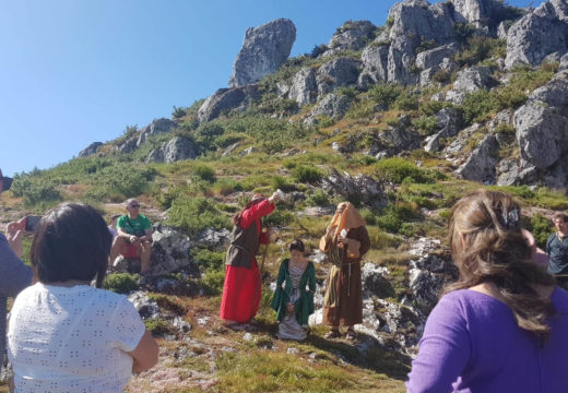 Un cento de persoas participaron na visita teatralizada ao Pico Sacro